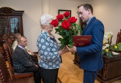 Mężczyzna wręcza kwiaty kobiecie