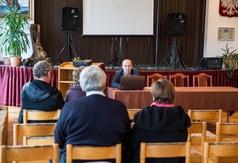 Spotkanie ludzi na sali