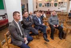 Mężczyźni siedzą na krzesłach