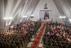 Tłum ludzi podczas uroczystości