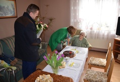 Dyrektor OPS Danuta Grzegorczyk składa życzenia solenizantce.