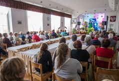 Ocalić od zapomnienia lata 50 i 60 - występ słowno-muzyczny - przywitanie gości