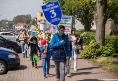 Przemarsz uczniów SP3 z okazji święta patrona szkoły