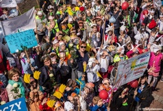 Pamiątkowa fotografia korowodu przed UM