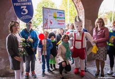 Przystanek przed Urzędem Miejskim - zdjęcie Pani Sekretarz i dyrektor Szkoły z koziołkiem