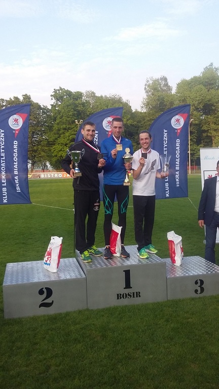 Tomasz Grycko ze złotym medalem na podium Mistrzostw Polski