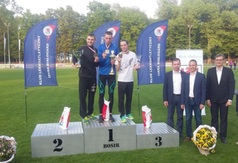 Tomasz Grycko ze złotym medalem na podium Mistrzostw Polski