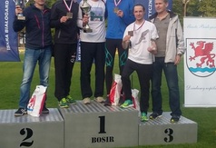 Tomasz Grycko ze złotym medalem oraz trenerzy zawodników z podium Mistrzostw Polski