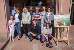 Uczestnicy pleneru malarskiego przed Urzędem Miejskim