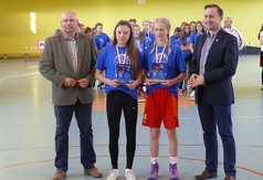 Dyrektor ZS1 i Burmistrz Władysławowa oraz MVP turnieju - Paulina Pełka i najlepsza zawodniczka w rz