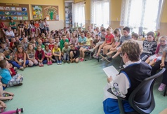 Cała Polska Czyta Dzieciom w SP w Chłapowie - Dyrektor Biblioteki Miejskiej Bogumiła Ceynowa