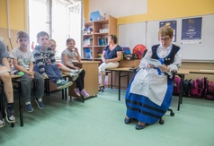 Cała Polska Czyta Dzieciom w SP w Chłapowie - Dyrektor Biblioteki Miejskiej Bogumiła Ceynowa