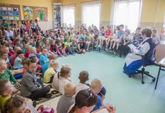 Cała Polska Czyta Dzieciom w SP w Chłapowie - Dyrektor Biblioteki Miejskiej Bogumiła Ceynowa