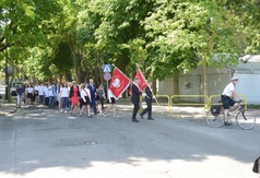Przemarsz uczniów z kościoła do Zespołu Szkół