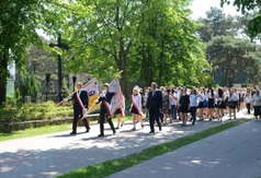 Przemarsz uczniów z kościoła do Zespołu Szkół