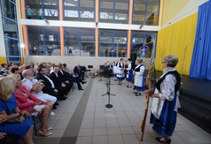 Uroczystości w ZS1 z okazji Zjazdu Rodzin Szkół im. Jana Pawła II - występ zespołu Kaszubianki