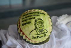 Jan Paweł II i jego cytat wyżłobione w arbuzie
