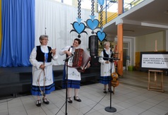 Uroczystości w ZS1 z okazji Zjazdu Rodzin Szkół im. Jana Pawła II - występ zespołu Kaszubianki