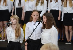 Uroczystości w ZS1 z okazji Zjazdu Rodzin Szkół im. Jana Pawła II - występ słowno-muzyczny