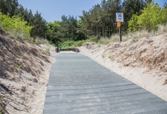 Kładka na plażę przy wejściu nr 20 w Chałupach