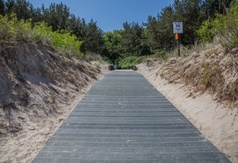 Kładka na plażę przy wejściu nr 20 w Chałupach