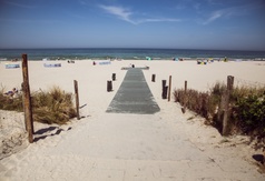Kładka na plażę przy wejściu nr 43 w Karwi