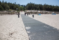 Kładka na plażę przy wejściu nr 43 w Karwi