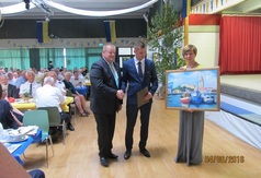 Wręczenie prezentu z okazji jubileuszu 900-lecia Lamstedt
