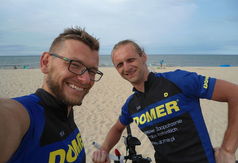 Tomasz Kosmala i Adam Barczyński (Domer Bike Team) na plaży we Władysławowie
