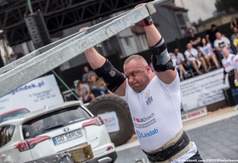 Zawody Strongman - rywalizacja podczas jednej z konkurencji