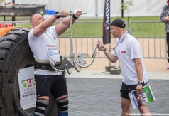 Zawody Strongman - rywalizacja podczas jednej z konkurencji