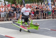 Zawody Strongman - rywalizacja podczas jednej z konkurencji