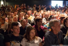 Publiczność w trakcie występu Cezarego Pazury na Nadmorskiej Scenie Kabaretowej