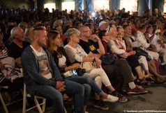 Publiczność w trakcie występu Cezarego Pazury na Nadmorskiej Scenie Kabaretowej
