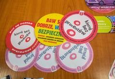 Materiały promocyjne akcji „Baw się dobrze, wracaj bezpiecznie” w ramach kampanii „Kieruj bez procen