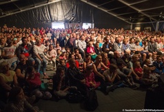 Publiczność w namiocie Sceny Kulturalnej podczas występu kabaretu SMILE w Karwi