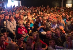 Publiczność w namiocie Sceny Kulturalnej podczas występu kabaretu SMILE w Karwi