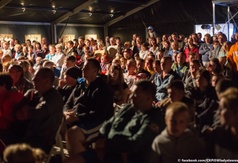 Publiczność w namiocie Sceny Kulturalnej podczas występu kabaretu SMILE w Karwi