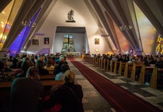 44. Letnie Koncerty Organowe i Kameralne we Władysławowie - od środka kościół i publiczność słuchają