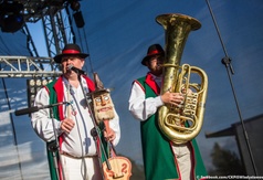 Festyn w Karwi - zespół Manijoce na scenie