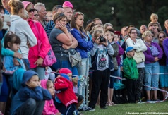 Festyn w Karwi - publiczność podczas pokazów Strongman