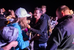 Festyn w Karwi - zespół Weekend rozdający autografy