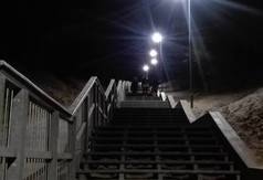 Zejście na plażę nr 23 w Jastrzębiej Górze nocą - fot. Szymon Redlin