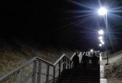 Zejście na plażę nr 23 w Jastrzębiej Górze nocą - fot. Szymon Redlin