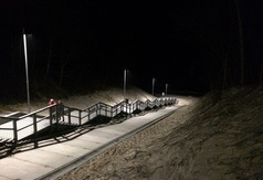 Zejście na plażę nr 23 w Jastrzębiej Górze nocą
