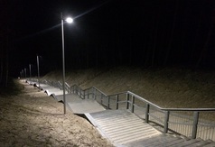 Zejście na plażę nr 23 w Jastrzębiej Górze nocą
