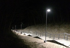 Zejście na plażę nr 23 w Jastrzębiej Górze nocą