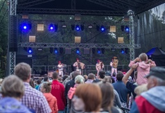 Publiczność i Manijoce na scenie w Karwi