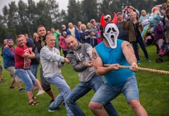 Przeciąganie liny podczas festynu