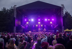 Publiczność i scena, na której zespół Bliza